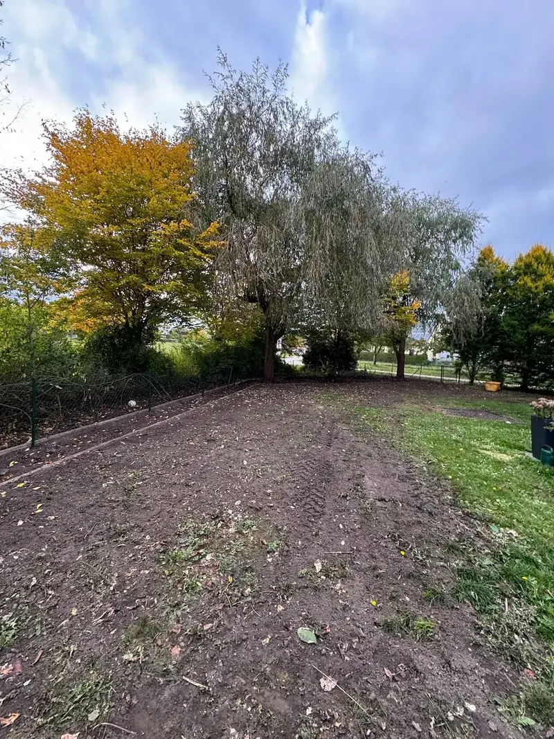 Frisch abgezogene Fläche nach der Gartenräumung