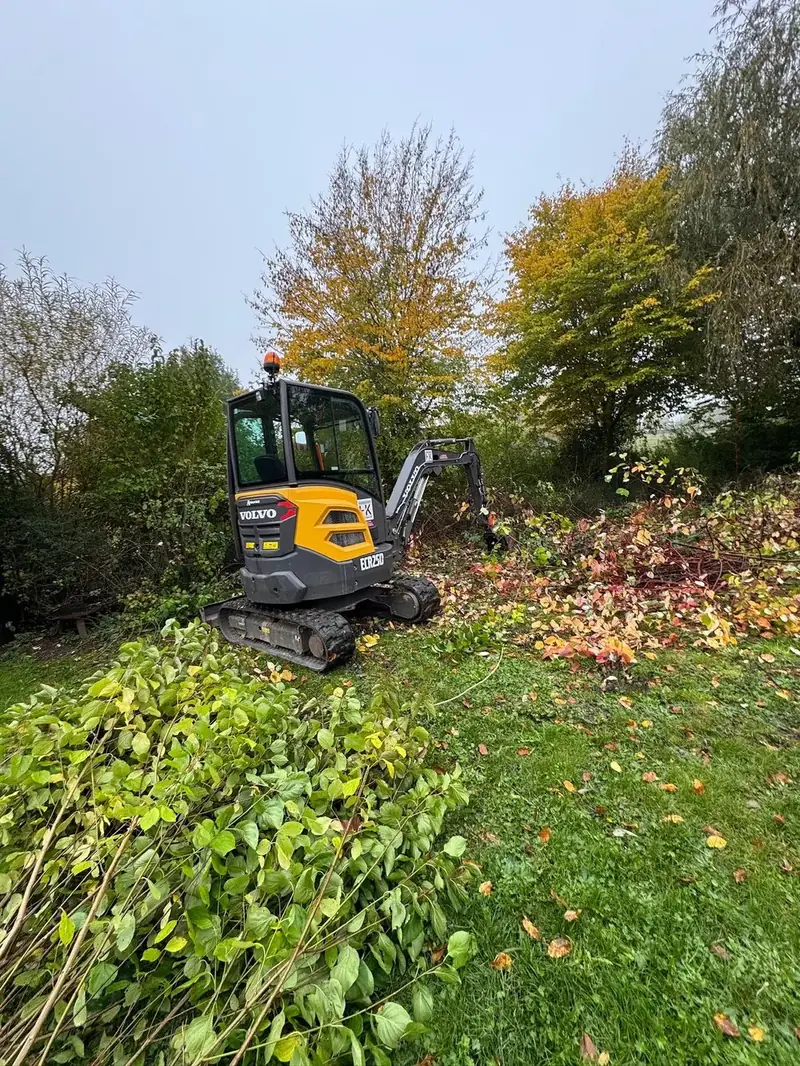 Minibagger bei der Gartenräumung